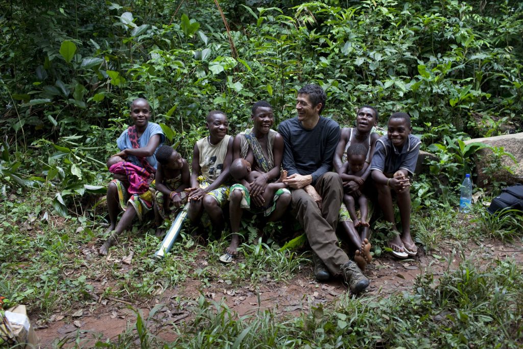 Die Anfänge der Menschheit. Michael Obert verbrachte als Buchautor, Regisseur und Journalist mehrere Jahre bei den Jägern und Sammlern in den Regenwäldern des Kongobeckens. Foto: Matthias Ziegler.